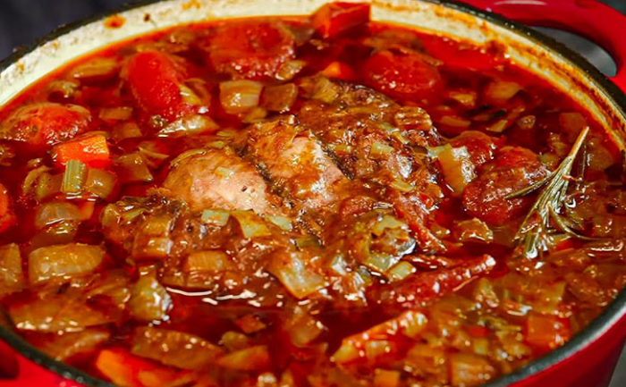 Томленая говядина по-бургундски: даже если мясо недорогое, будет распадаться на волокна под вилкой
