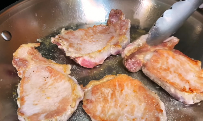 Мясо по-французски без майонеза, а соусом бешамель: сочное, вкусное, растает во рту