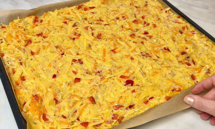 Натрите картошку, добавьте яйца. Вкуснее любой пиццы, сытнее пирога