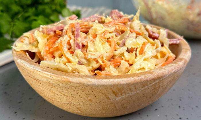 Салат со свежей капустой и колбасой. Рецепт на 10 минут: не надоедает неделями