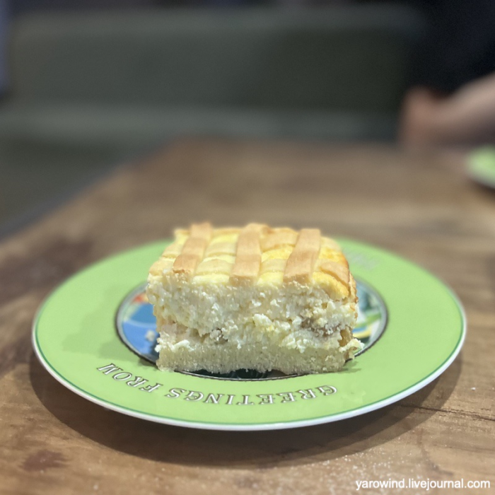 Краковский сырник с изюмом и песочной решёткой