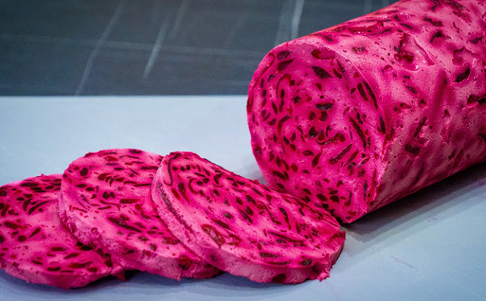 Закусочная колбаса из свеклы. На новогоднем столе моментально привлекает внимание