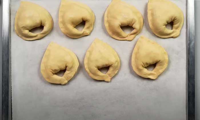 Лист слоеного теста, сыр и шапминьоны. Шикарная закуска уже через 20 минут на столе