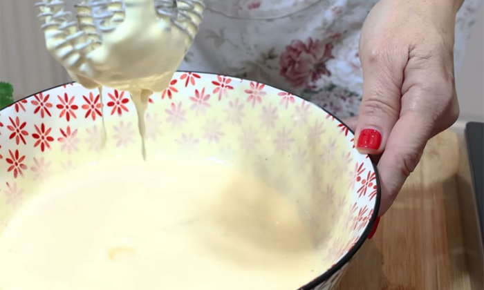 Домашний сыр по себестоимости ингредиентов: добавьте яйцо в кипящее молоко и немного подождите