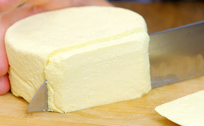 Гениальный рецепт домашнего сыра: все готово за 10 минут. Нужны молоко, сметана и яйца