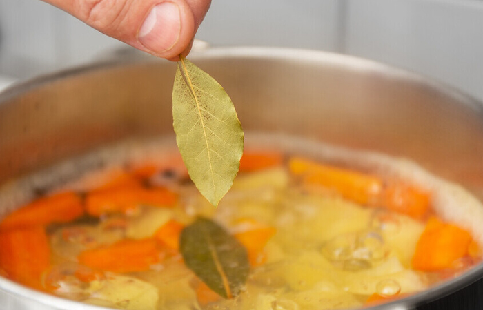 Кто придумал лавровый лист добавлять в еду, ведь раньше из него делали венки