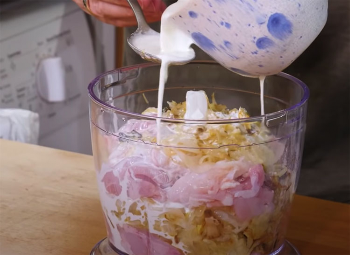 Рецепт сочных куриных котлет. Добавляем немного капусты для богатой текстуры