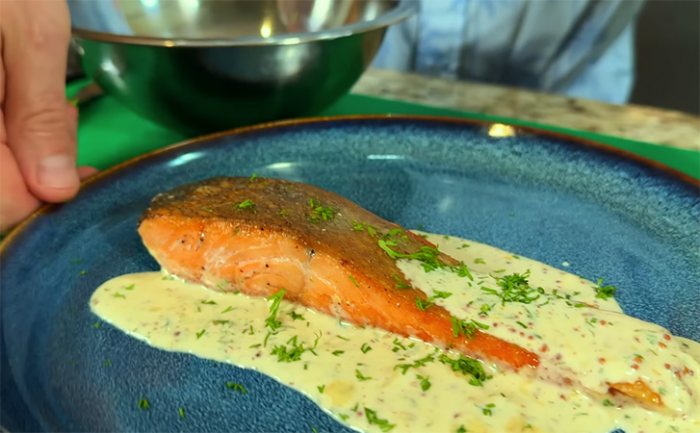 Томим уже поджаренную рыбу в сливочном соусе: небольшая уловка, которая дает нежность даже если пересушили