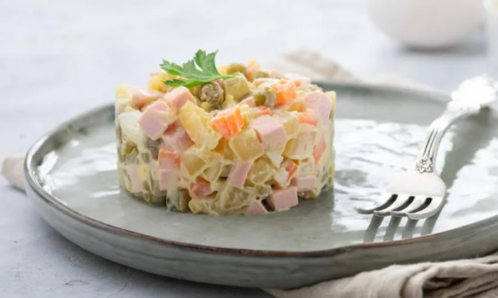 Секрет рассыпчатого Оливье: столичный салат на Новый год, который не превратится в кашу