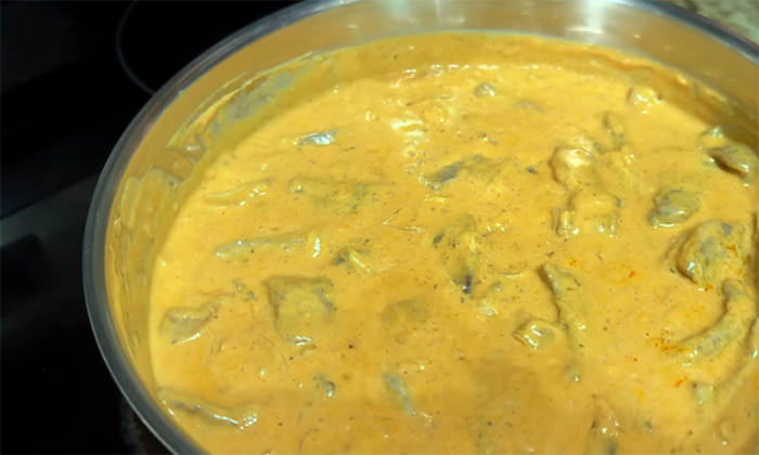 Бефстроганов: высокая кухня СССР. Простейшие продукты, но мясо мягче масла