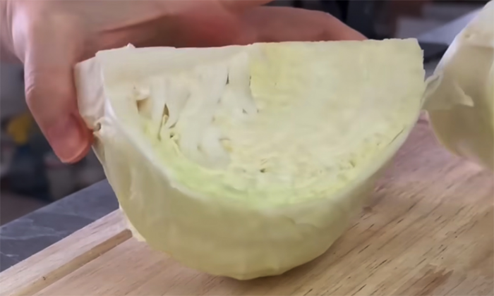 Жарим капусту стейками: под нежным соусом разлетается быстрее мяса