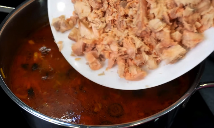 Солянка, но без мяса: добавили в знаменитый суп форель и стало вкуснее