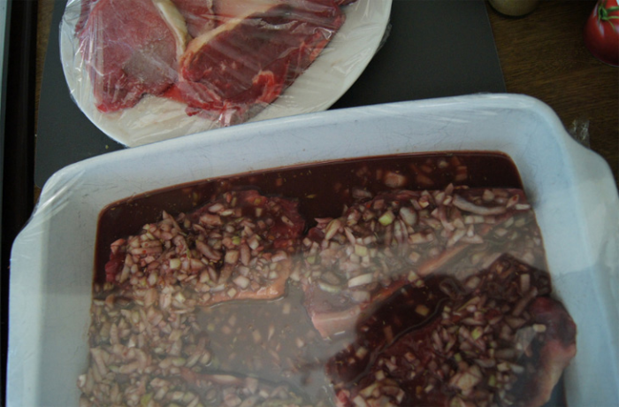 Как и в чем лучше мариновать стейк