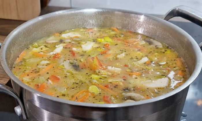 Кастрюля куриного супа из одного небольшого филе. Наваристо, и варить всего 30 минут