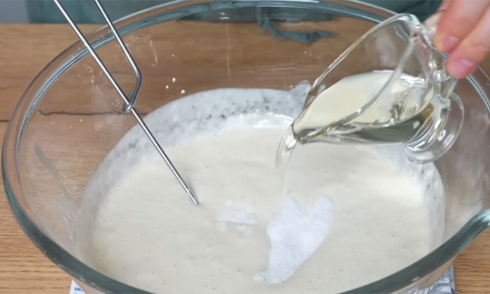 Домашний хлеб в рукаве: пышный, с тонкой хрустящей корочкой. Остается свежим долго и не крошится