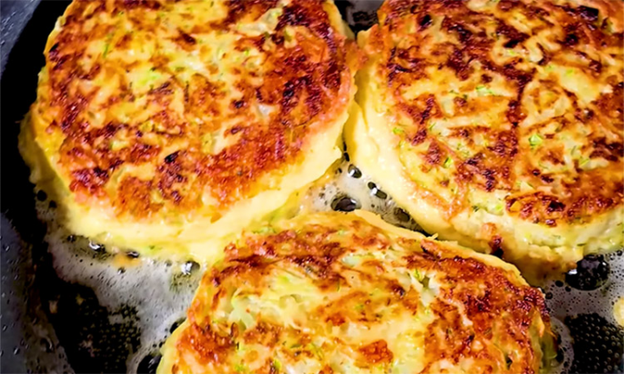 Вместо привычных драников: сочные кабачковые зразы с сыром и яйцом