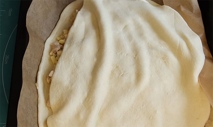 Закрытый пирог с курицей и картошкой: тонкое тесто удерживает весь сок внутри