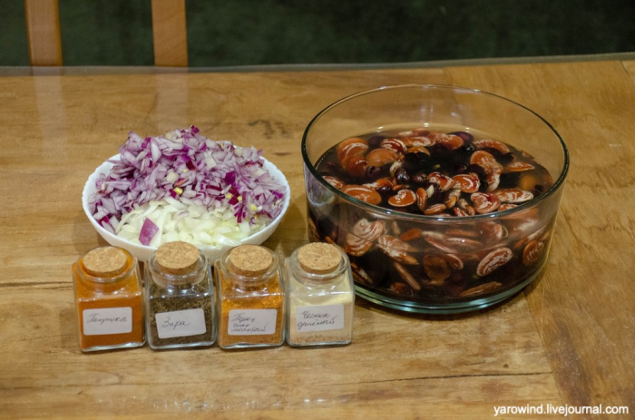 Суп с черными бобами и лаймом