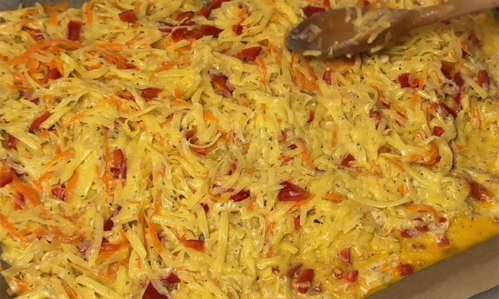 Натрите картошку, добавьте яйца. Вкуснее любой пиццы, сытнее пирога