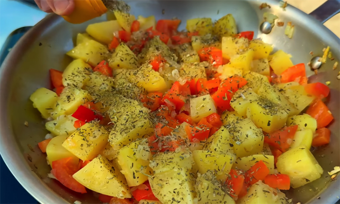 Вкуснее шакшуки: сочный завтрак с беконом и яйцами на одной сковороде