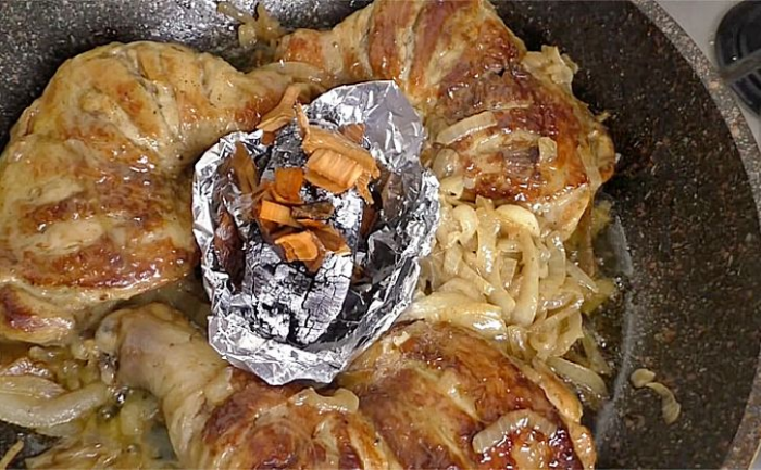 Показываем как вкусно пожарить куриные окорочка. Получается настоящий шашлык на сковороде