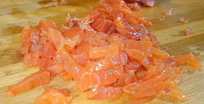 Делаем оливье не из мяса, а из красной рыбы. К ней добавляем секретный ингредиент