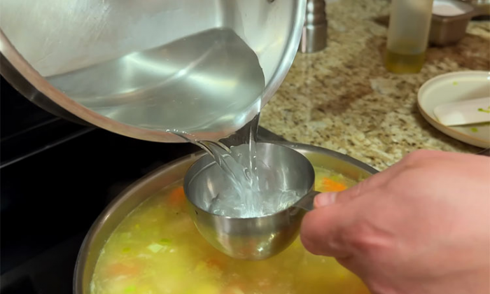 Моментальный куриный суп на крепком бульоне: добавки просят даже дети