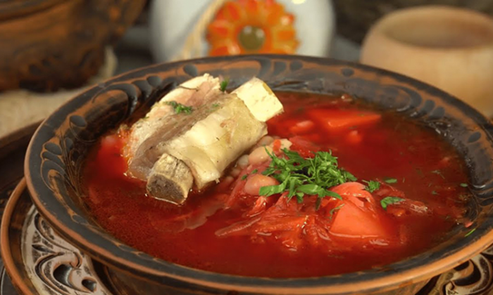 Борщ на свиных ребрышках с дополнительными ингредиентами: самый красный, с крепким бульоном