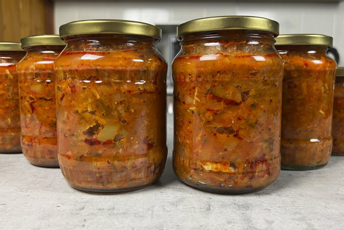 Очень вкусное лечо из переросших огурцов на зиму: консервация идет нарасхват