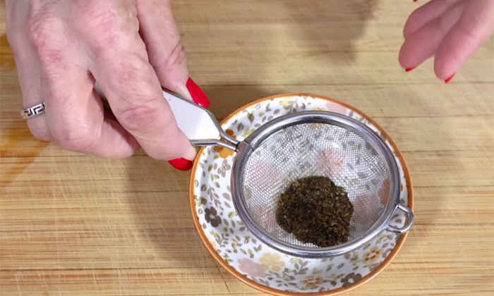 Петрушка взойдет за считанные дни: показываем способ подготовки семян «методом киселя»