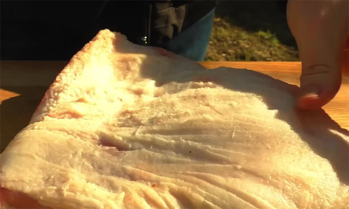 Жарим шашлык из сплошного сала: нежнее мяса и сам тает во рту