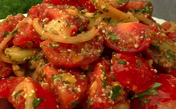 Закусочный салат из помидоров. Ингредиенты обычные, но вкус потрясающий