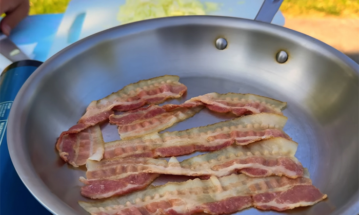 Вкуснее шакшуки: сочный завтрак с беконом и яйцами на одной сковороде