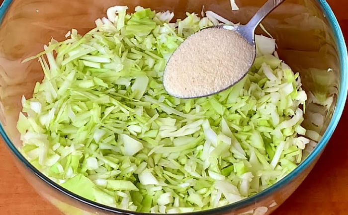 Просто добавьте в капусту ложку манки и у вас есть основа для вкуснейшего пирога