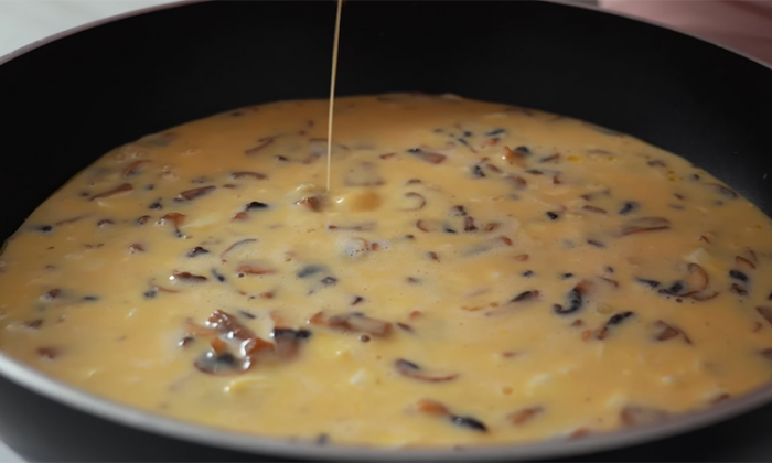 Сытный завтрак из яиц и грибов за 5 минут: можно даже взять с собой на работу