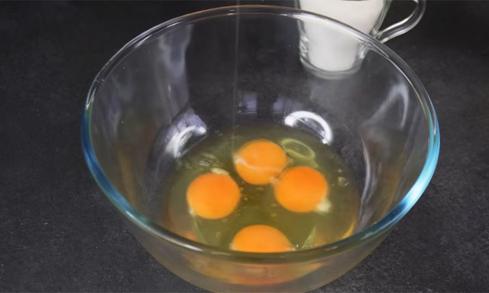 Превратили 1 стакан овсянки в пышный пирог: его все принимают за ореховый