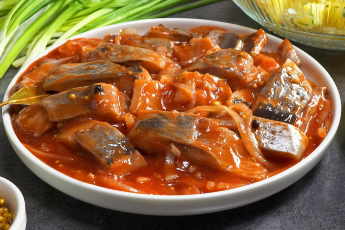 Не солите сельдь, а замаринуйте. В томатном соусе вкус становится волшебным