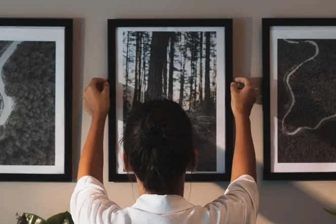 5 способов. Как повесить картину на стену без дрели и молотка