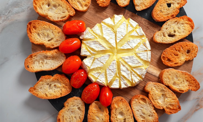 Закуска вкуснее икры на Новый год и Рождество. Запекаем сыр: звучит просто, но гостей поразит