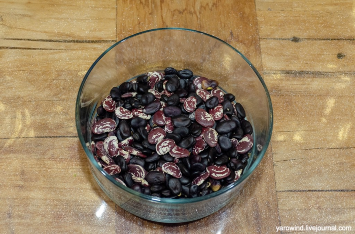 Суп с черными бобами и лаймом