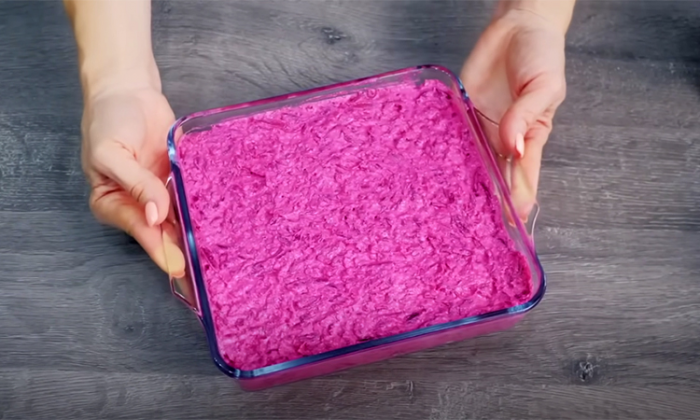 Добавляем тертую свеклу в запеканку из творога. Теперь это блюдо можно подавать н обед и ужин