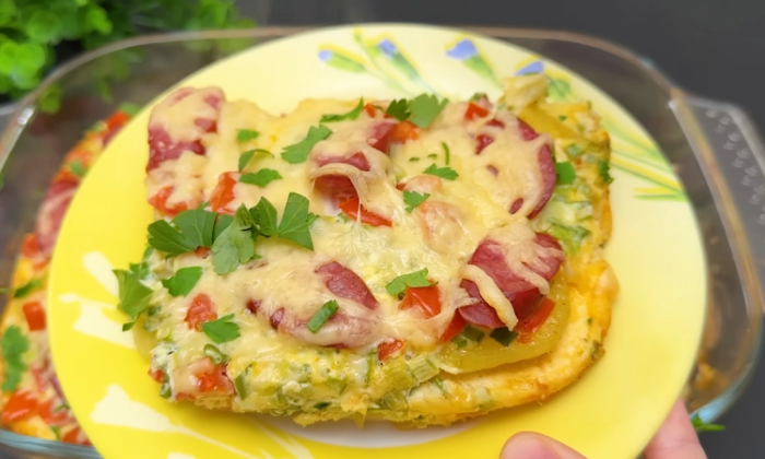 Сложили все в форму слоями, поставили в духовку и ужин готов. Вкуснее мяса по французски и очень бюджетно