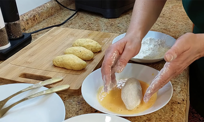 Сочный рецепт рыбных котлет совсем без запаха: вся тонкость в спрятанном внутри масле