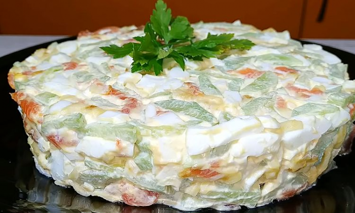 Делаем оливье не из мяса, а из красной рыбы. К ней добавляем секретный ингредиент