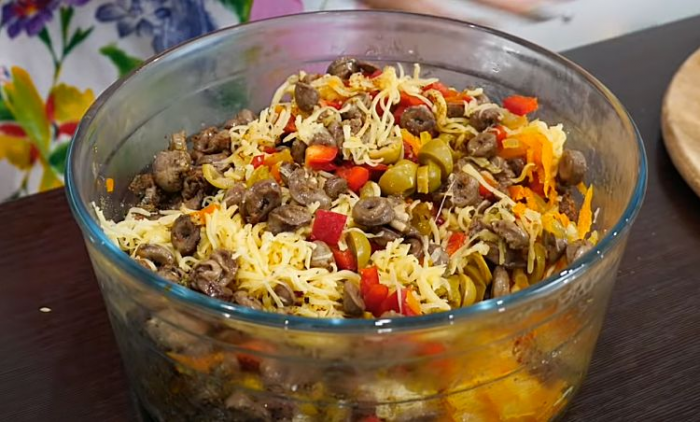 Пирог с куриными сердечками. Его можно подавать и как закуску, и как основное на стол