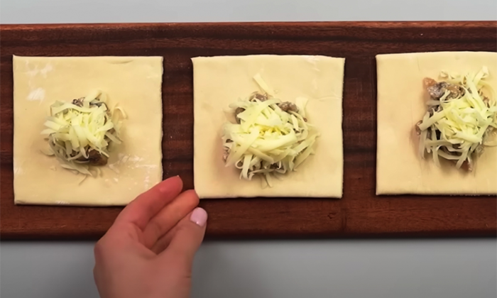 Лист слоеного теста, сыр и шапминьоны. Шикарная закуска уже через 20 минут на столе