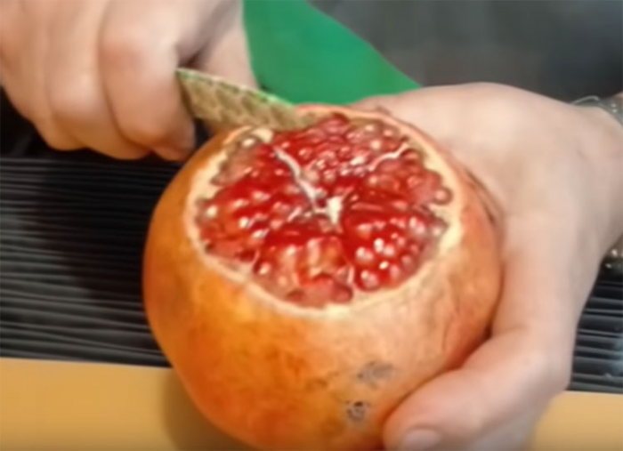 Чистим гранат от кожуры за 30 секунд