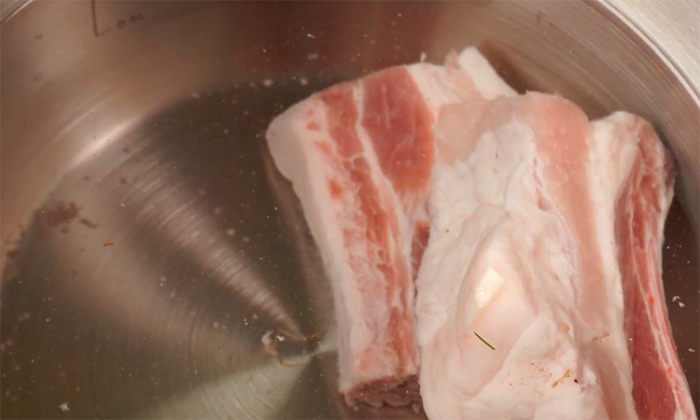 Борщ на свиных ребрышках с дополнительными ингредиентами: самый красный, с крепким бульоном