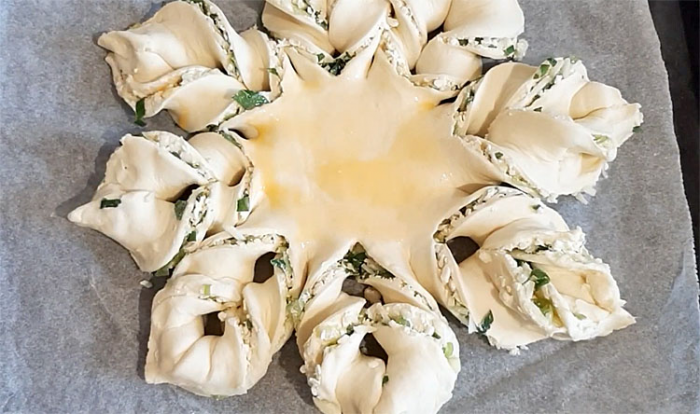 Сырный пирог за 10 минут подготовки. Сворачиваем из листа теста