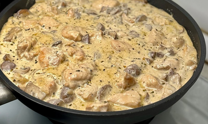 Куриная грудка повышенной сочности: тушим в сливочно-томатном соусе